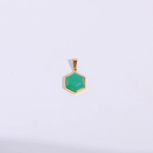 Detailweergave van een zeshoekige groene edelsteen hanger met vergulde rand en oogje