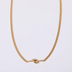 Collier gourmette en acier inoxydable plaqué or avec un design de nœud minimaliste