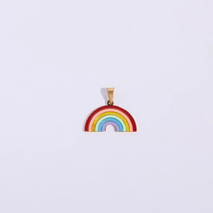 Gedetailleerd macrozicht van een kleurrijke regenbooghanger met goudlaag en levendig emaille