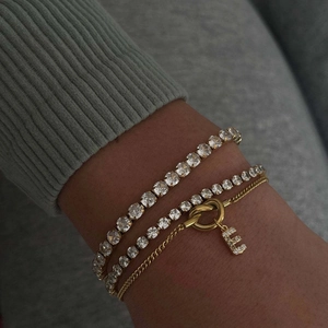 Ensemble de bracelets de tennis dorés avec zircons et pendentif lettre E