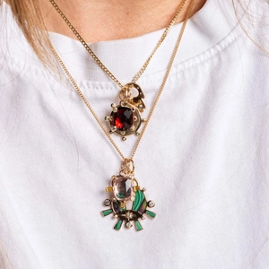 Gelaagde gouden kettingen met rode edelsteen en malachiet tarot hanger op model