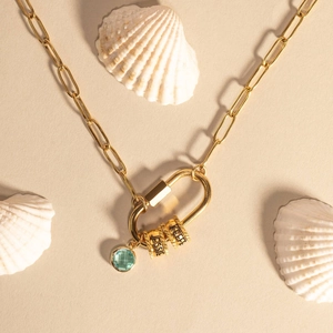 Detail van de 18K vergulde paperclip ketting met gepersonaliseerde gegraveerde naambedels