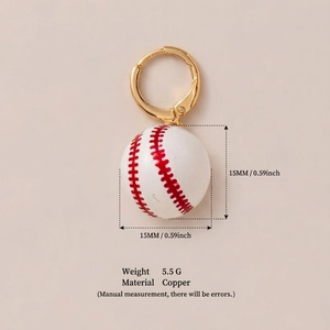 Ohrringe aus goldenem Kupfer mit Baseball-Anhänger und roten Nahtdetails