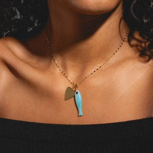 Collier vintage doré avec pendentifs cœur et poisson bleu clair sur mannequin