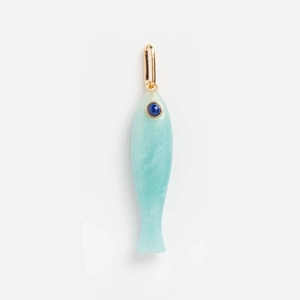 Gros plan du pendentif poisson en pierre verte avec œil bleu et anneau doré poli