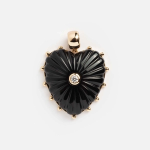 Détail du pendentif en forme de cœur avec émail noir et diamant central scintillant