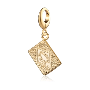 Dettaglio macro del ciondolo a biscotto in oro 18K con chiusura a moschettone lucida