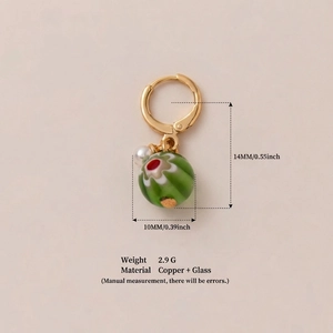 Goldene Ohrring mit grün gestreifter Glaskugel und kleiner Perle als Anhänger