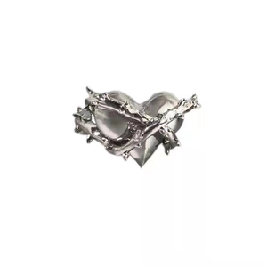 Gothic thorn heart open ring in polished silver metal for a punk fashion look