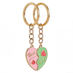 Détail de porte-clés magnétiques cœur émaillé rose et vert avec texte Best Friend