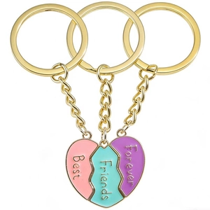 Gros plan sur le jeu de trois porte-clés puzzle en forme de cœur Best Friends Forever