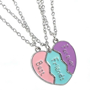 Lot de 3 colliers Best Friends avec cœurs magnétiques en rose bleu et violet