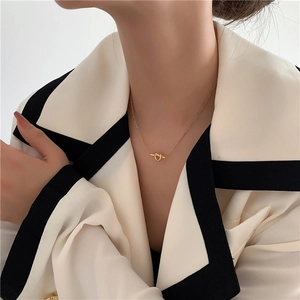 Vintage hartknoop ketting van 18K verguld roestvrij staal gedragen door een model
