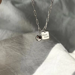 Collar de clip plateado con colgante cuadrado Good Luck y una perla redonda pulida