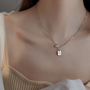 Collar de cadena tipo clip en plata con colgante rectangular Good Luck y cuenta