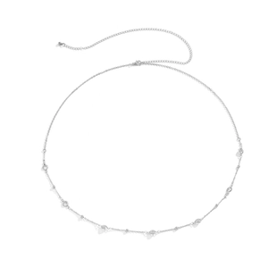 Détail de la chaîne de taille en alliage argenté avec strass brillants et fermoir mousqueton