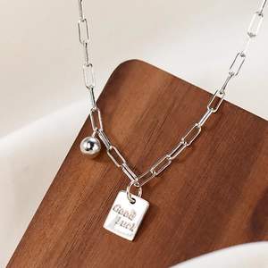 Collar de placa cuadrada Good Luck y cuenta plateada en soporte de madera
