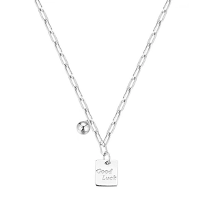 Detalle del collar de cadena de clip plateado con colgante cuadrado grabado Good Luck