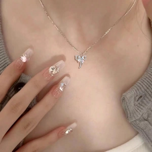 Élégant collier papillon doré pour femme avec pendentif coloré et cristaux brillants