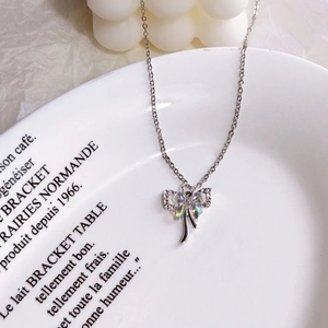 Élégant collier papillon argenté avec pierre irisée et accents scintillants