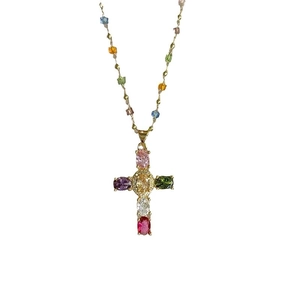 Collana con pendente a croce in cristallo colorato e catena dorata con pietre vivaci