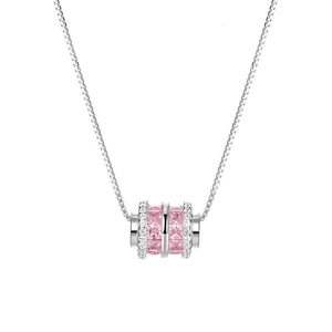 Primer plano detallado del colgante de circonita rosa con cadena de plata