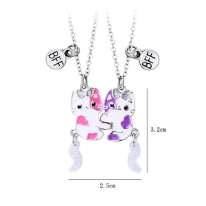 Dettaglio dei ciondoli magnetici per gatti BFF rosa e viola, dimensioni 2,5 cm x 3,2 cm