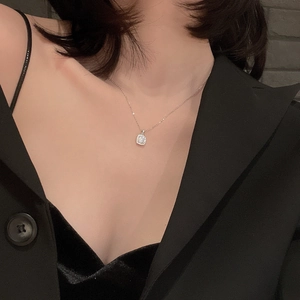 Elegante collana con ciondolo quadrato in zircone e catena in argento lucido