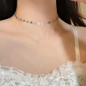 Collier ras du cou floral coloré avec perles de pierres précieuses pour un look estival