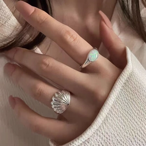 Seemuschel Meerjungfrau Ring Set in Silber mit Opalstein an der Frauenhand