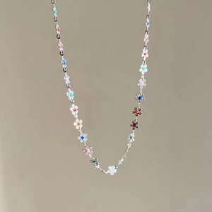 Collier Fleur en Alliage de Zinc Multicolore Doux Choker Chaîne Perlée Florale Émaillée pour Femmes Bijoux d'Été Quotidien
