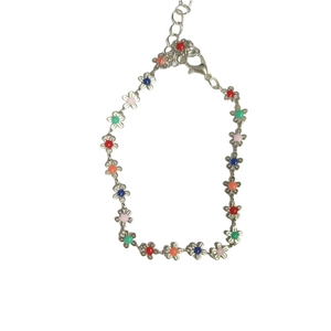 Collier de perles florales colorées avec chaîne argentée et fleurs en émail vif
