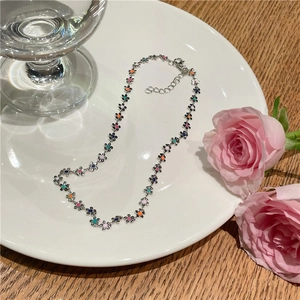 Détail du collier à fleurs en émail coloré avec fermoir mousqueton et extension