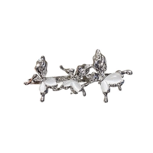 Pince à cheveux papillon en métal liquide avec pierres style opale sur fond blanc