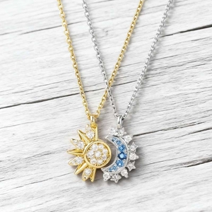 Set di collane sole e luna con cristalli pavé su una superficie in legno rustico