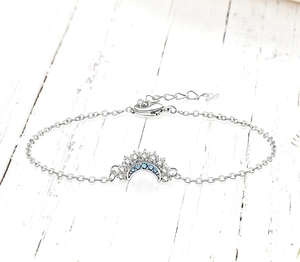 Dettaglio del bracciale regolabile in argento con luna crescente, zirconi blu e chiusura