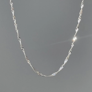 Vista detallada de una pulsera de cadena trenzada plateada con corte facetado brillante
