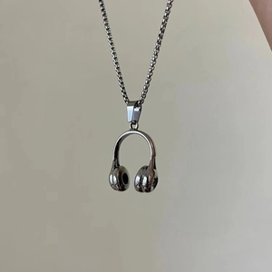 Macro-opname van zilveren hoofdtelefoon hanger met gepolijste afwerking en dikke schakelketting