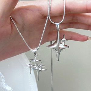 Collier Pendentif Étoile en Alliage de Zinc Minimaliste Y2K Pour Femmes Couleur Argent Chaîne de Serpent Bijoux Hip Hop