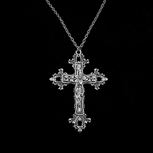 Detail der silbernen Gothic-Kreuz-Halskette mit filigranem Blumenrelief und Vintage-Finish