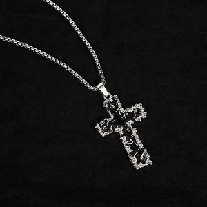 Macro del ciondolo a croce lava in argento con smalto nero e catena coordinata