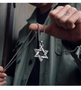 Detailaufnahme des silbernen Hexagramm-Anhängers mit gravierten Vintage-Mustern