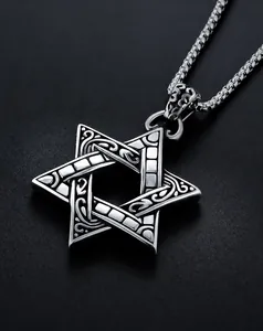Detail des Hexagramm-Anhängers mit Schnörkelmuster und robuster Box-Kette