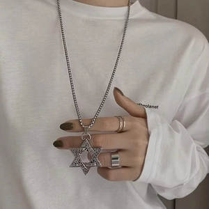 Retro Hexagramm Stern Anhänger Halskette aus Silber-Edelstahl auf weißem Hemd