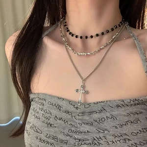 Collana multistrato punk gotica con pendente a croce e design in stile barbed wire