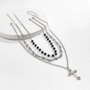 Collana a tre strati punk gotico con ciondolo a croce, perline nere e catena spine