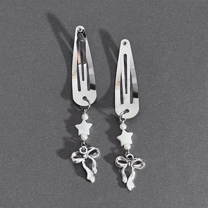 Fermagli Y2K in metallo argento con ciondoli a stella, fiocco e perle bianche