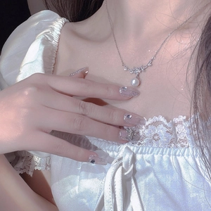 Elegante Blumen Lorbeer Perlenkette mit funkelndem Zirkon Anhänger für Damen Mode