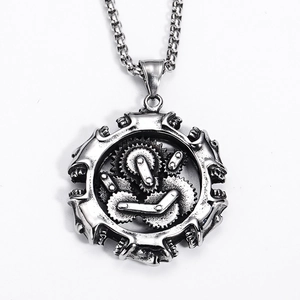 Collier pendentif engrenage steampunk en acier argenté vintage pour hommes sur fond blanc