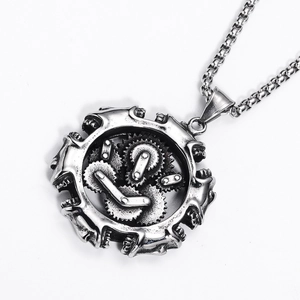 Gros plan du collier steampunk avec un design de rouages mécaniques complexes et précis